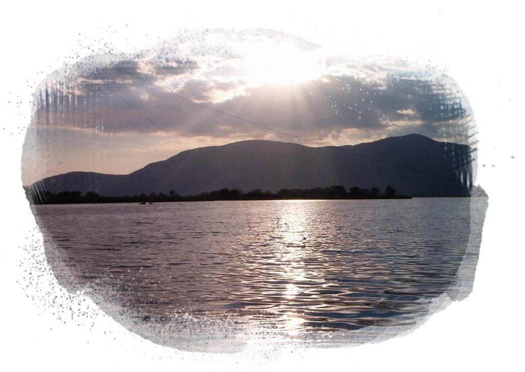 Vicino al B&B Mamaoh di Fondi i riflessi del sole sul lago di Fondi